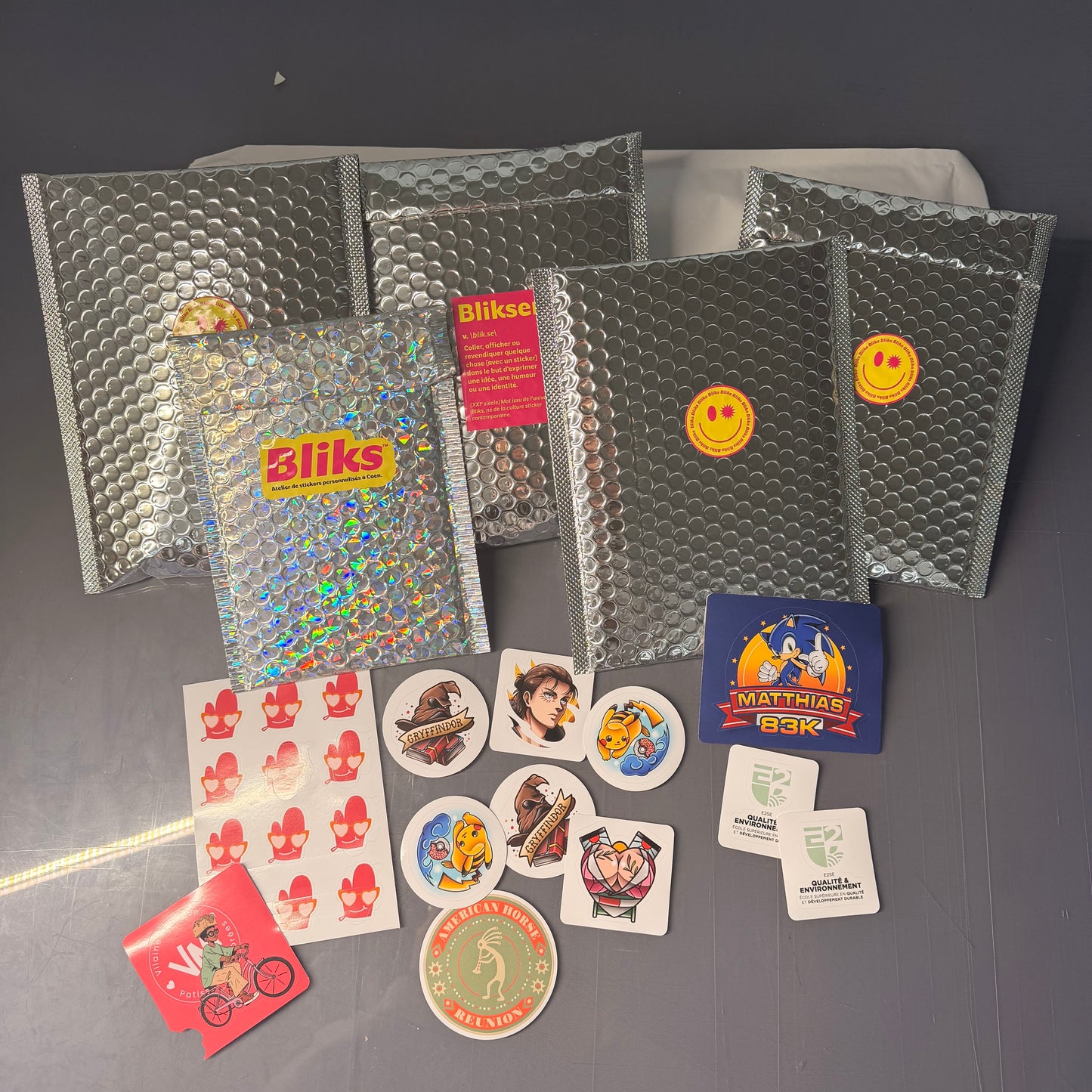 Pack stickers personnalisés vinyle blanc expédié depuis Caen